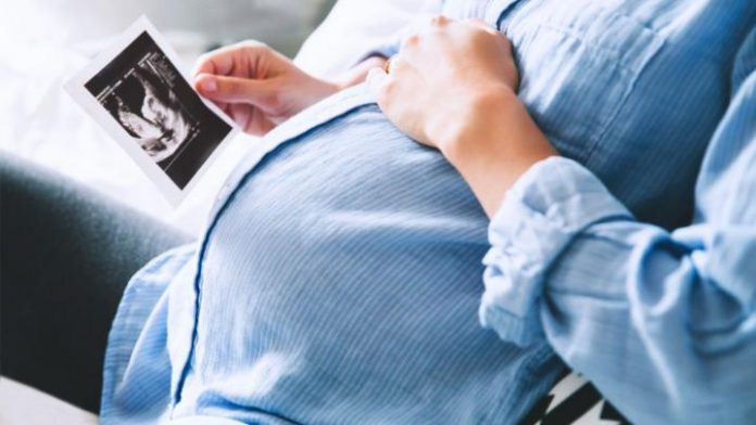 beautiful-pregnant-woman-at-home-picture-id669294168