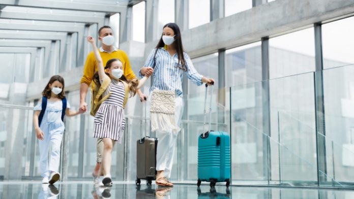 Coronavirus-family at the airport in masks_0