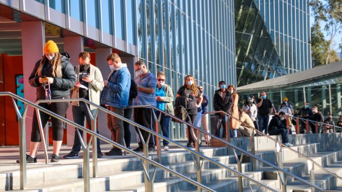 Queues_for_Covi_vaccincation_Melbourne_Australia_iStock-1321682467