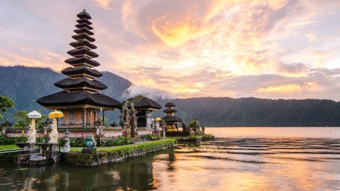 Pura_Ulun_Danu_Bratan_Indonesia_iStock-477707492