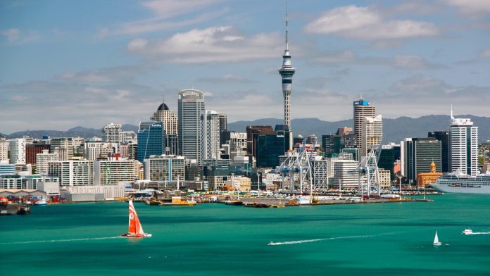 Auckland skyline New Zealand_iStock-520414789