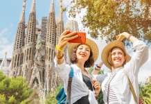 Unpaid bills threaten Spain’s medical travel sector Tourists in Barcelona, referencing Spain’s medical travel sector