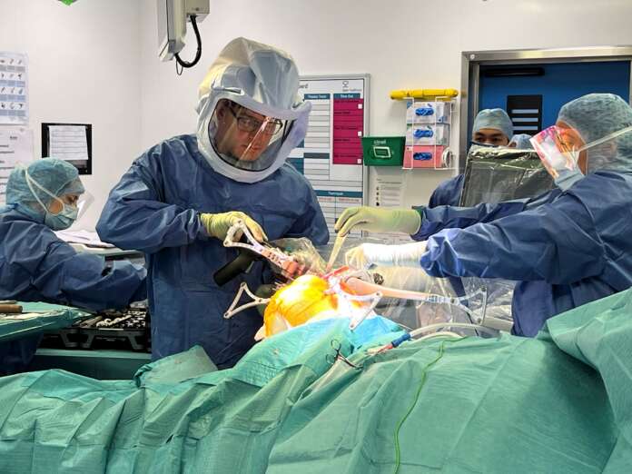spire-nottingham-hospital-first-velys-surgery_mr-bloch-operating
