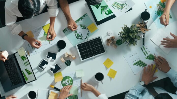 Top down view of business team discuss about using clean energy. Alimentation.