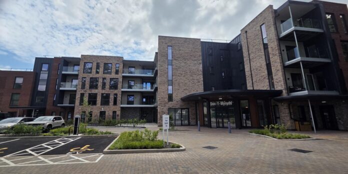Radis Community Care dan y mynydd